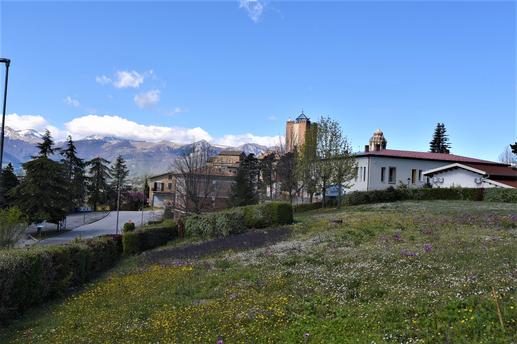 House ” Belvedere” with private land, partly buildable , for sale in Gualdo (Mc) Marche , Italy