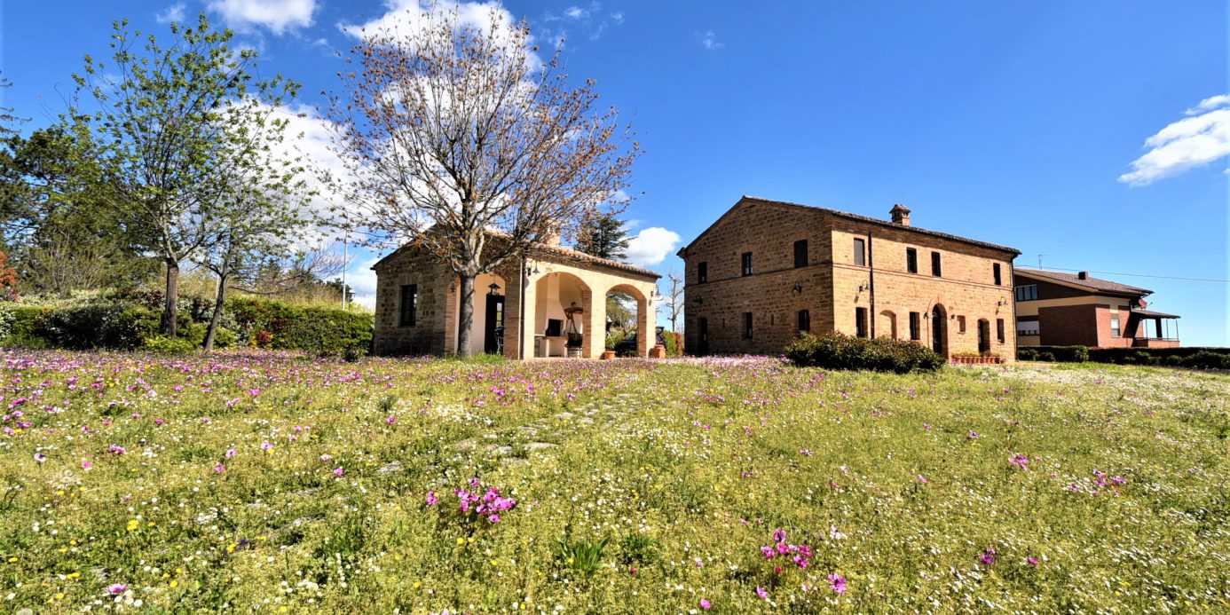 House ” Belvedere” with private land, partly buildable , for sale in Gualdo (Mc) Marche , Italy