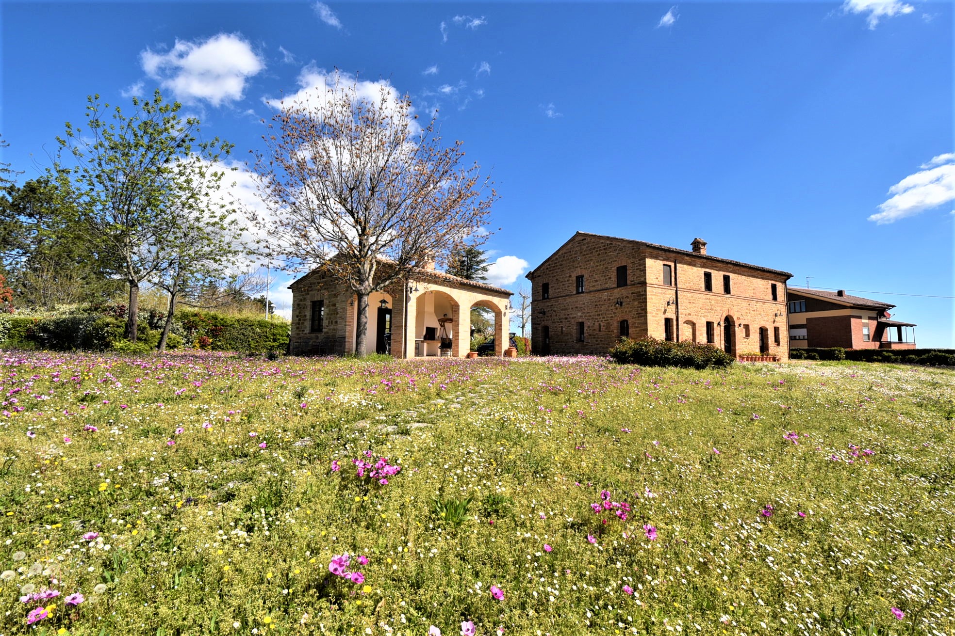 House ” Belvedere” with private land, partly buildable , for sale in Gualdo (Mc) Marche , Italy