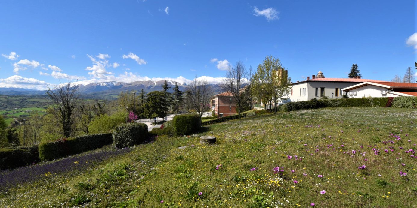 House ” Belvedere” with private land, partly buildable , for sale in Gualdo (Mc) Marche , Italy