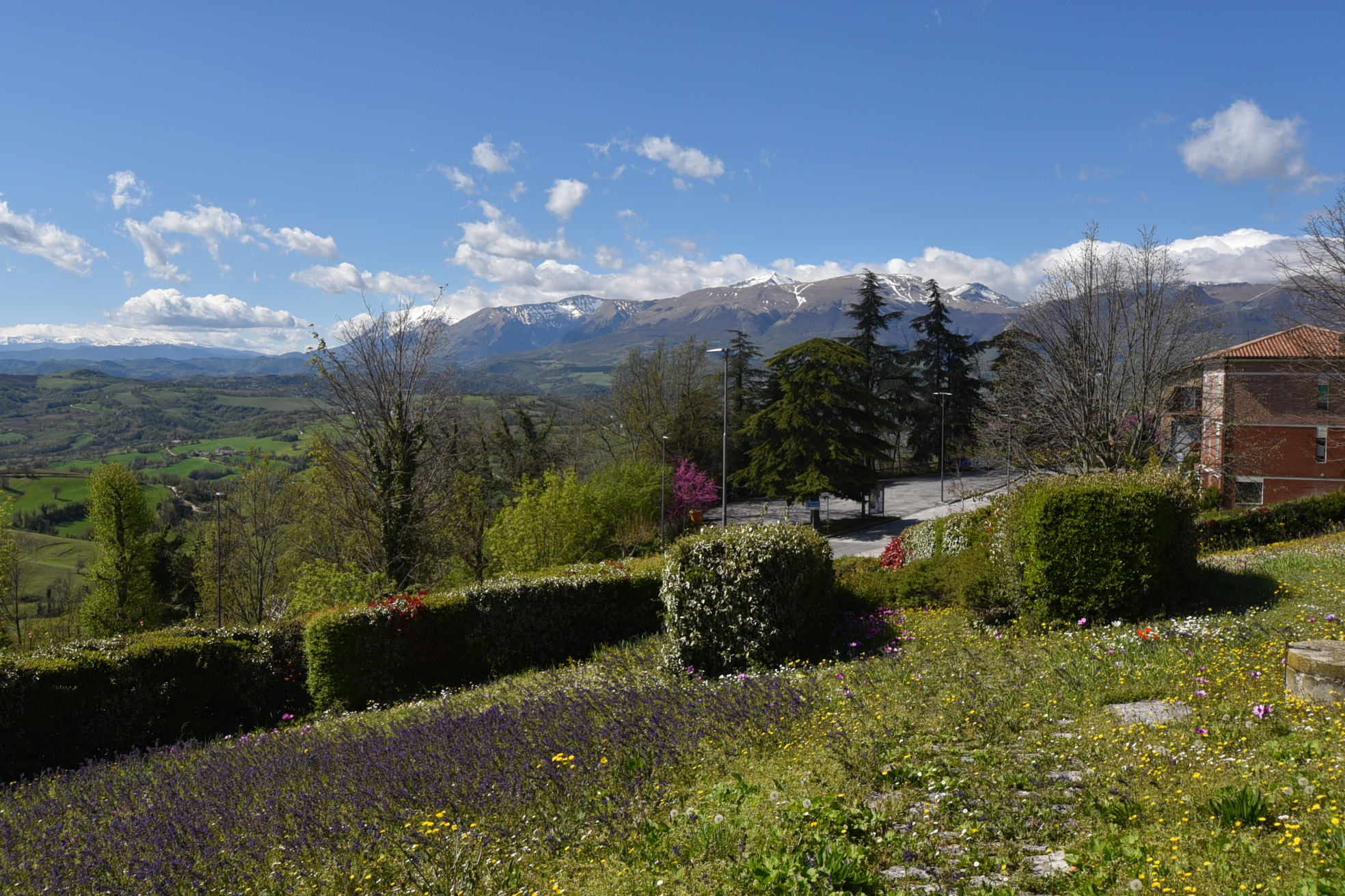 House ” Belvedere” with private land, partly buildable , for sale in Gualdo (Mc) Marche , Italy