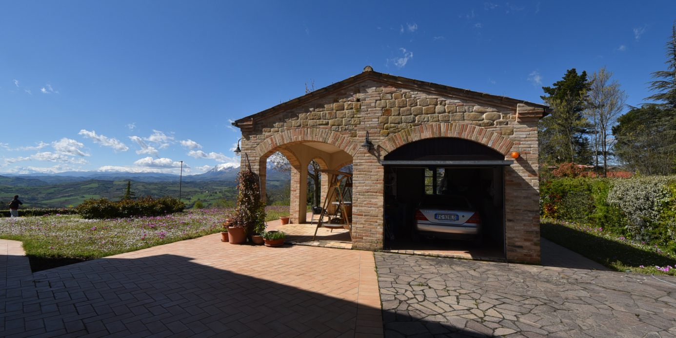 House ” Belvedere” with private land, partly buildable , for sale in Gualdo (Mc) Marche , Italy