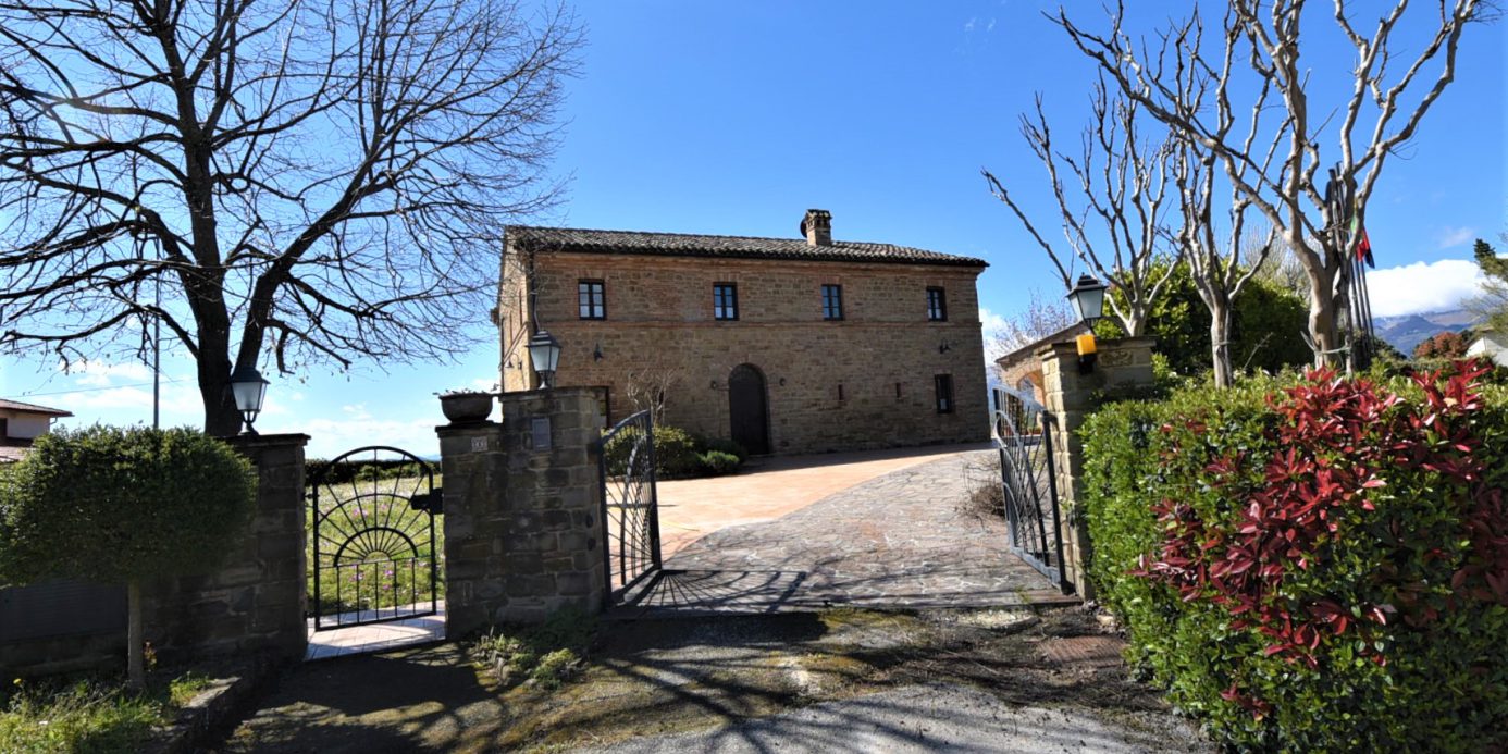 House ” Belvedere” with private land, partly buildable , for sale in Gualdo (Mc) Marche , Italy