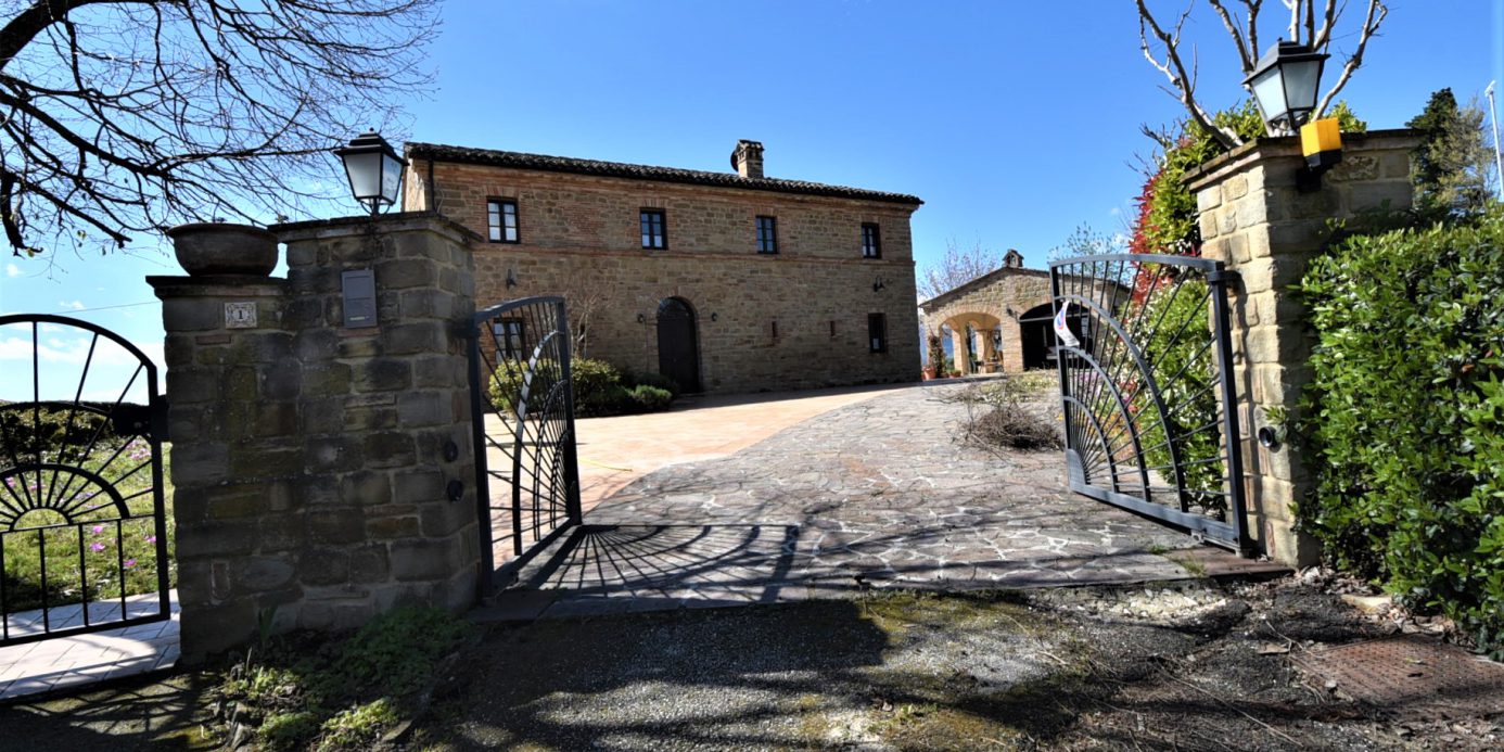 House ” Belvedere” with private land, partly buildable , for sale in Gualdo (Mc) Marche , Italy