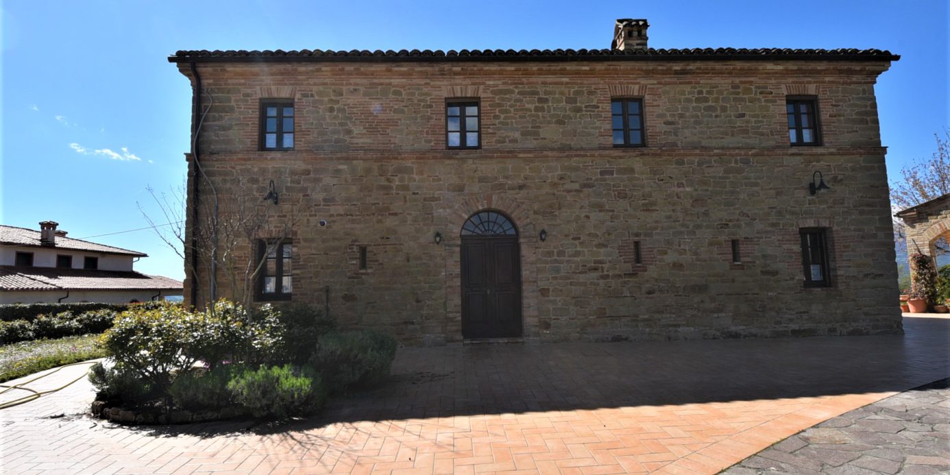 House ” Belvedere” with private land, partly buildable , for sale in Gualdo (Mc) Marche , Italy