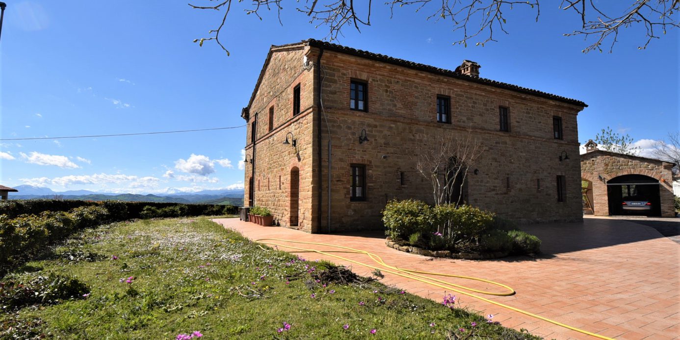 House ” Belvedere” with private land, partly buildable , for sale in Gualdo (Mc) Marche , Italy