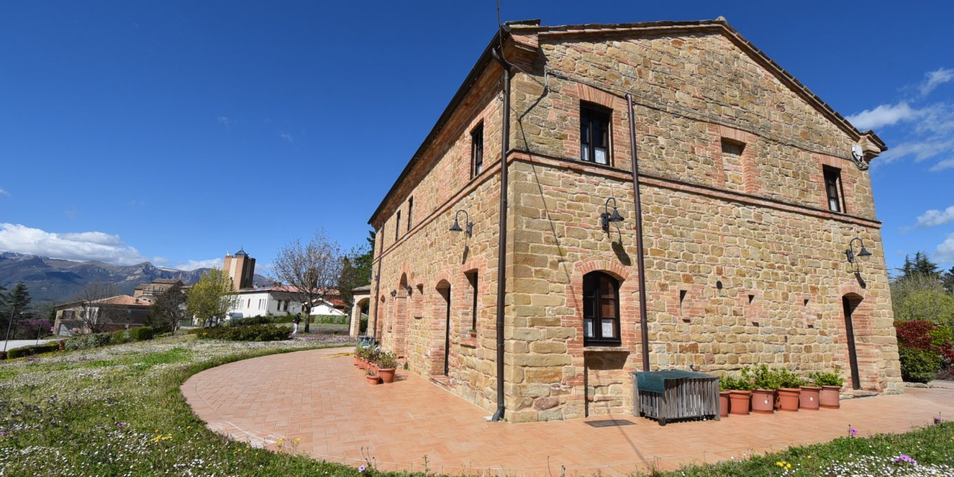 House ” Belvedere” with private land, partly buildable , for sale in Gualdo (Mc) Marche , Italy