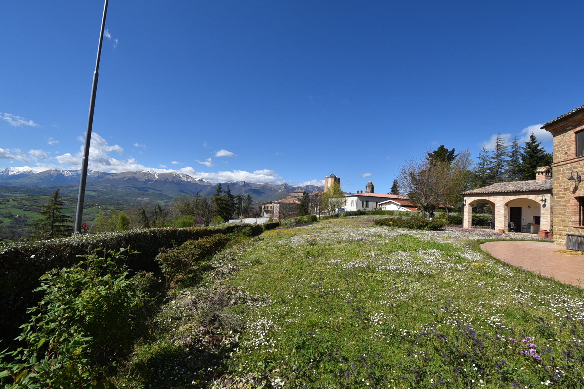 House ” Belvedere” with private land, partly buildable , for sale in Gualdo (Mc) Marche , Italy