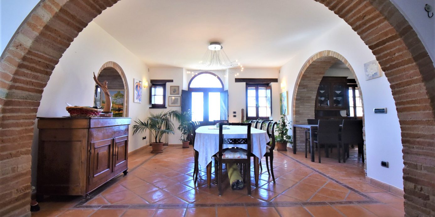 House ” Belvedere” with private land, partly buildable , for sale in Gualdo (Mc) Marche , Italy