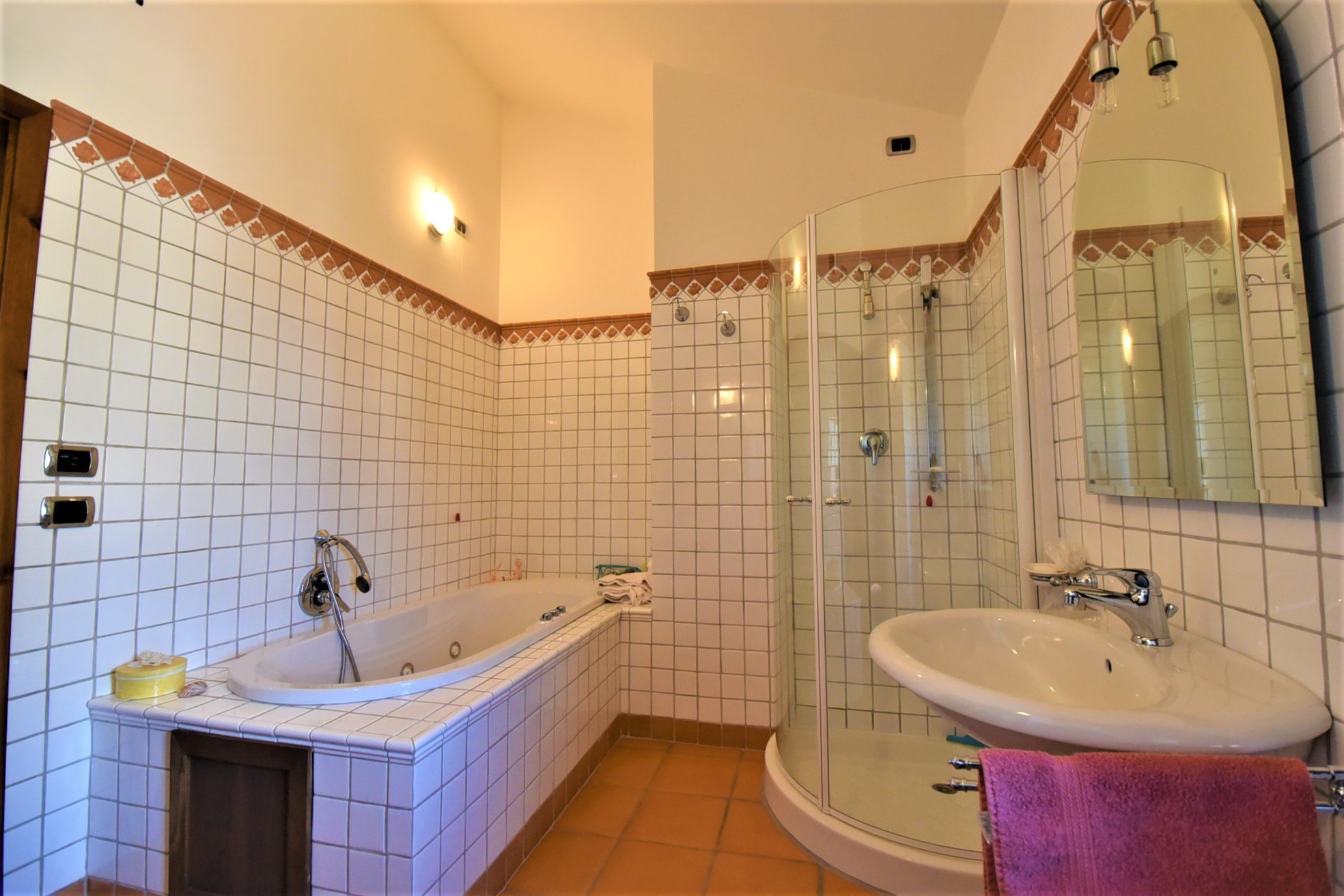 House ” Belvedere” with private land, partly buildable , for sale in Gualdo (Mc) Marche , Italy