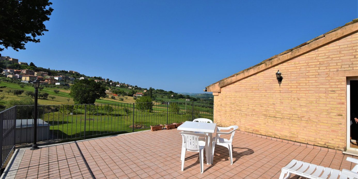 Farmhouse with adjoining land and storage accessory, for sale in Montappone, Fermo, Marche, Italy.