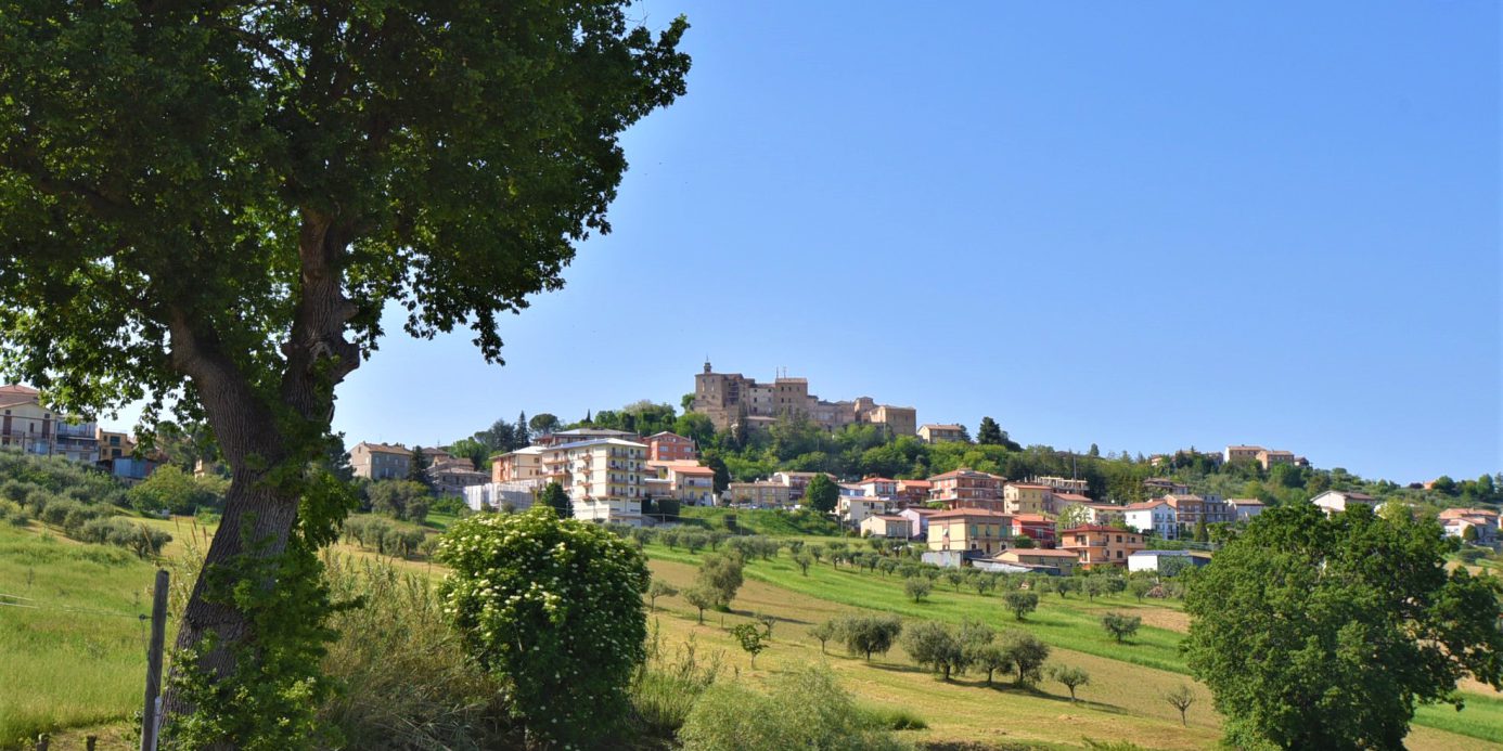 Farmhouse with adjoining land and storage accessory, for sale in Montappone, Fermo, Marche, Italy.