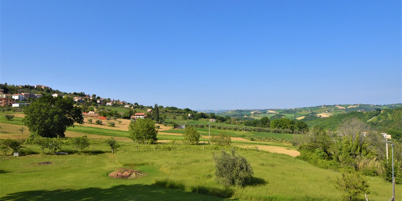 Farmhouse with adjoining land and storage accessory, for sale in Montappone, Fermo, Marche, Italy.