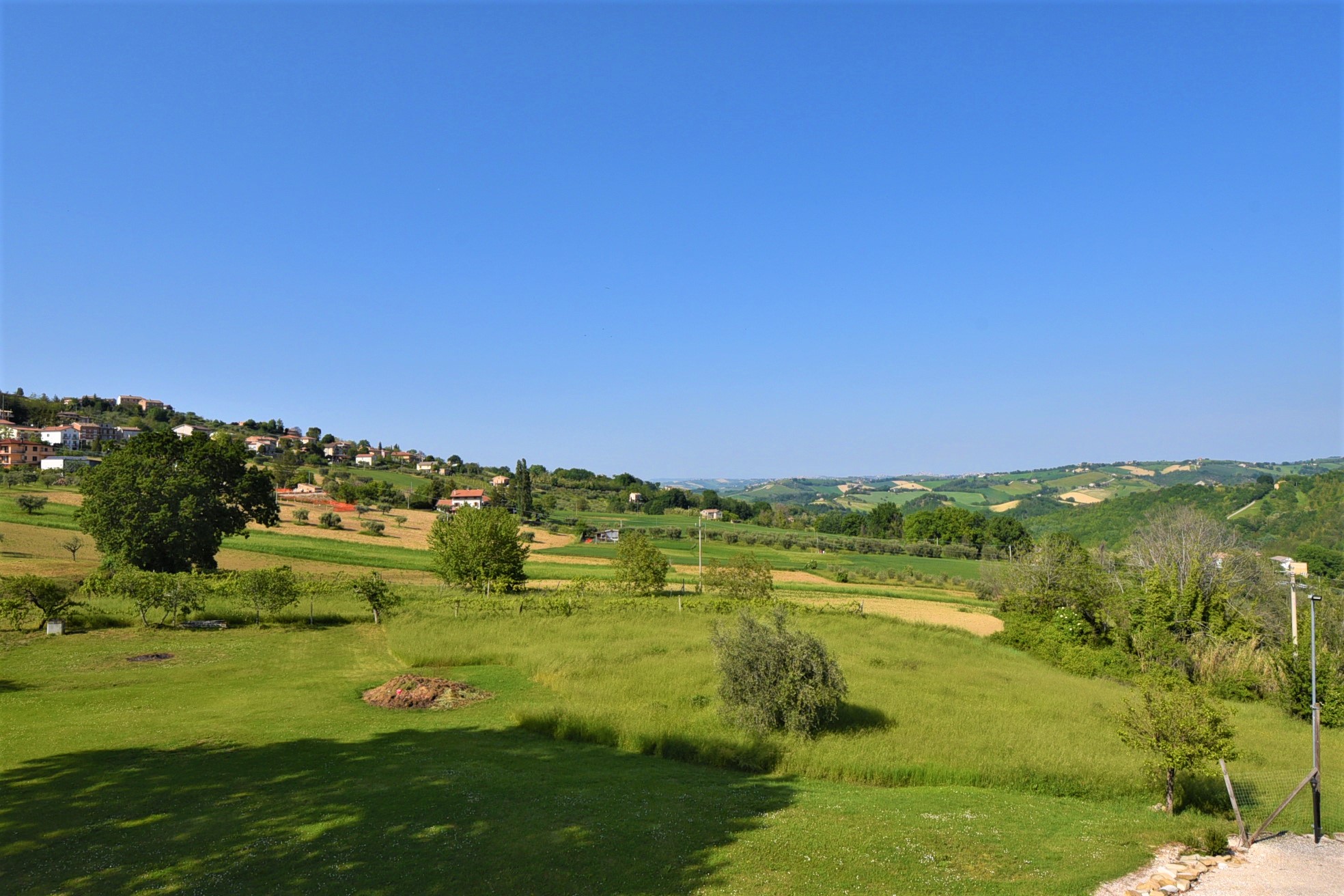 Farmhouse with adjoining land and storage accessory, for sale in Montappone, Fermo, Marche, Italy.