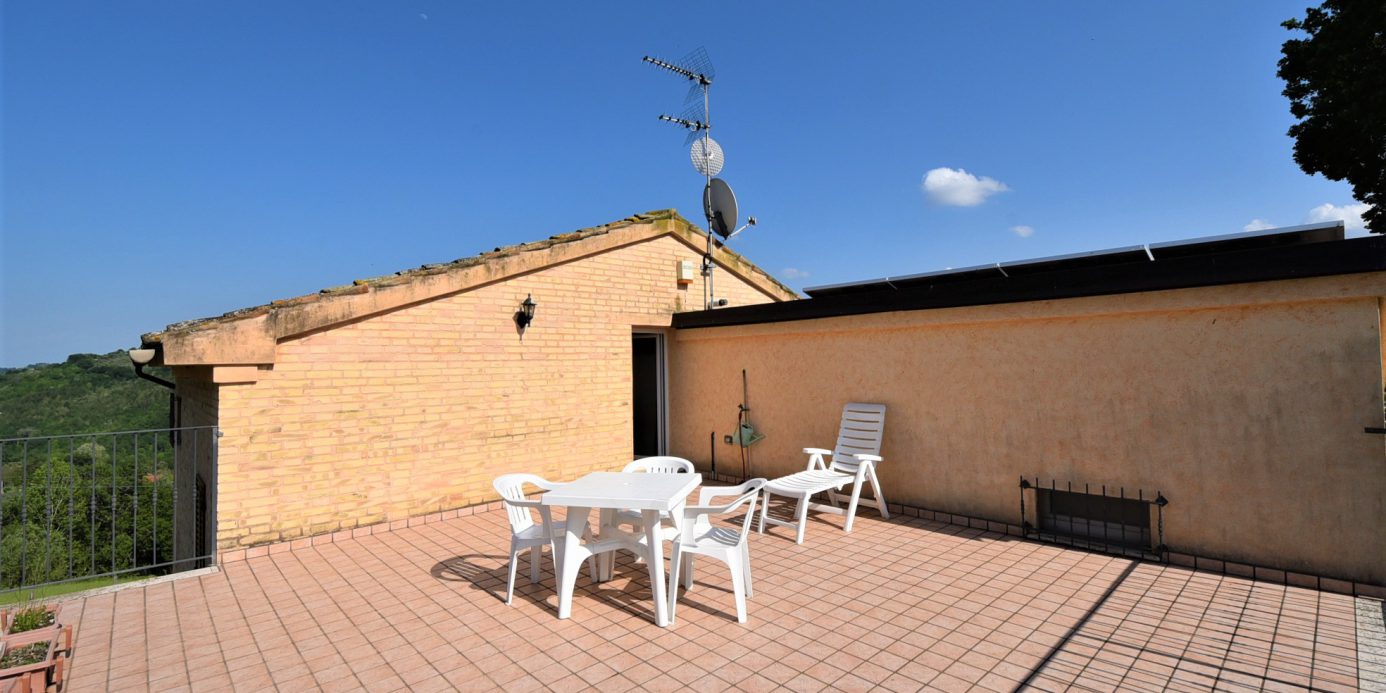 Farmhouse with adjoining land and storage accessory, for sale in Montappone, Fermo, Marche, Italy.