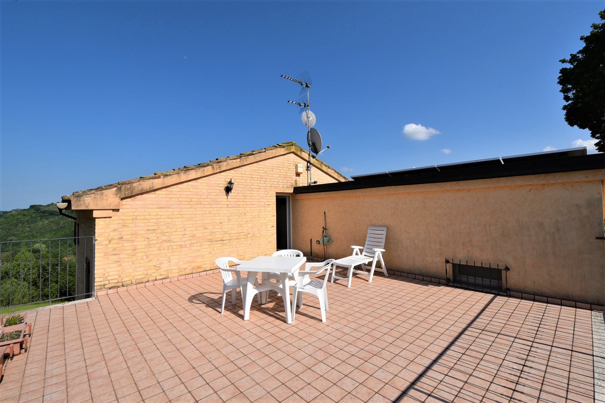 Farmhouse with adjoining land and storage accessory, for sale in Montappone, Fermo, Marche, Italy.
