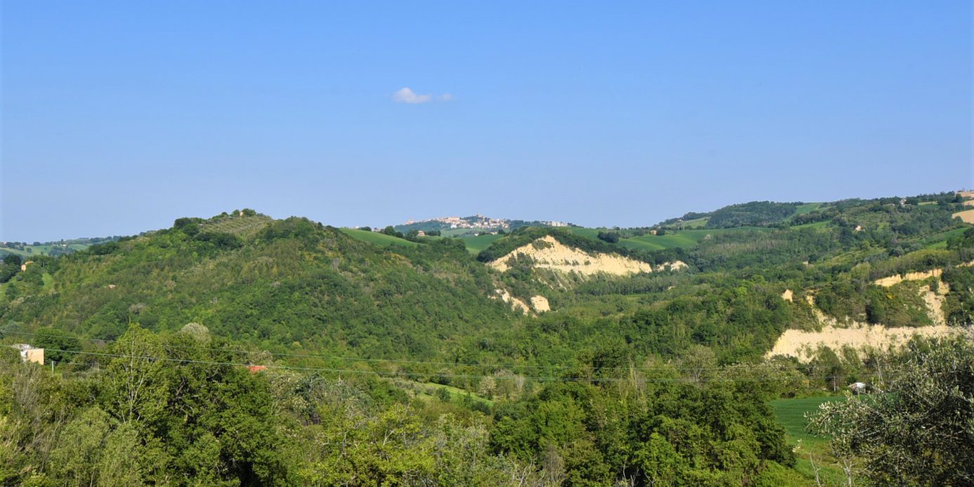 Farmhouse with adjoining land and storage accessory, for sale in Montappone, Fermo, Marche, Italy.