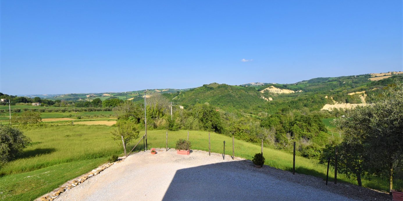 Farmhouse with adjoining land and storage accessory, for sale in Montappone, Fermo, Marche, Italy.