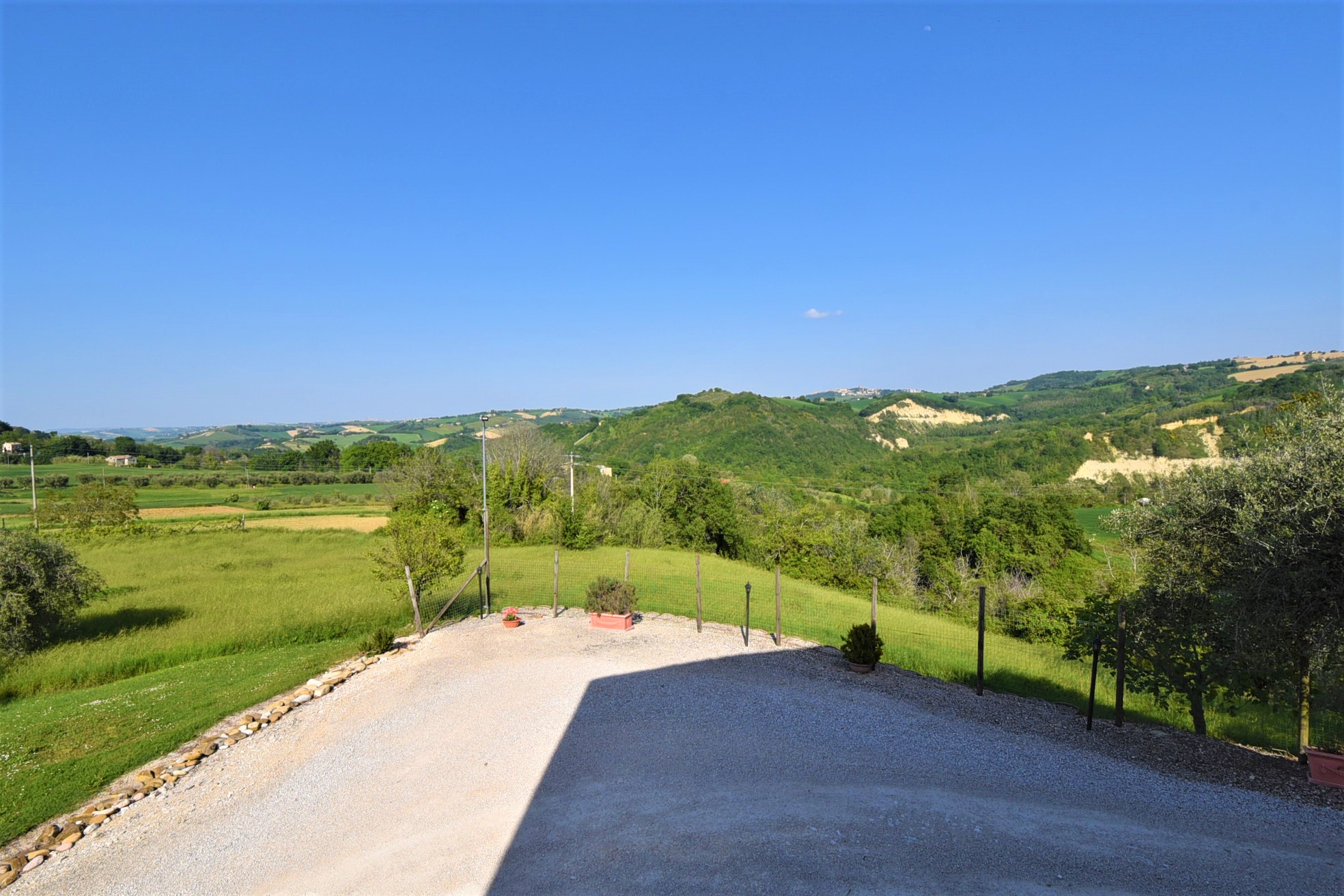 Farmhouse with adjoining land and storage accessory, for sale in Montappone, Fermo, Marche, Italy.
