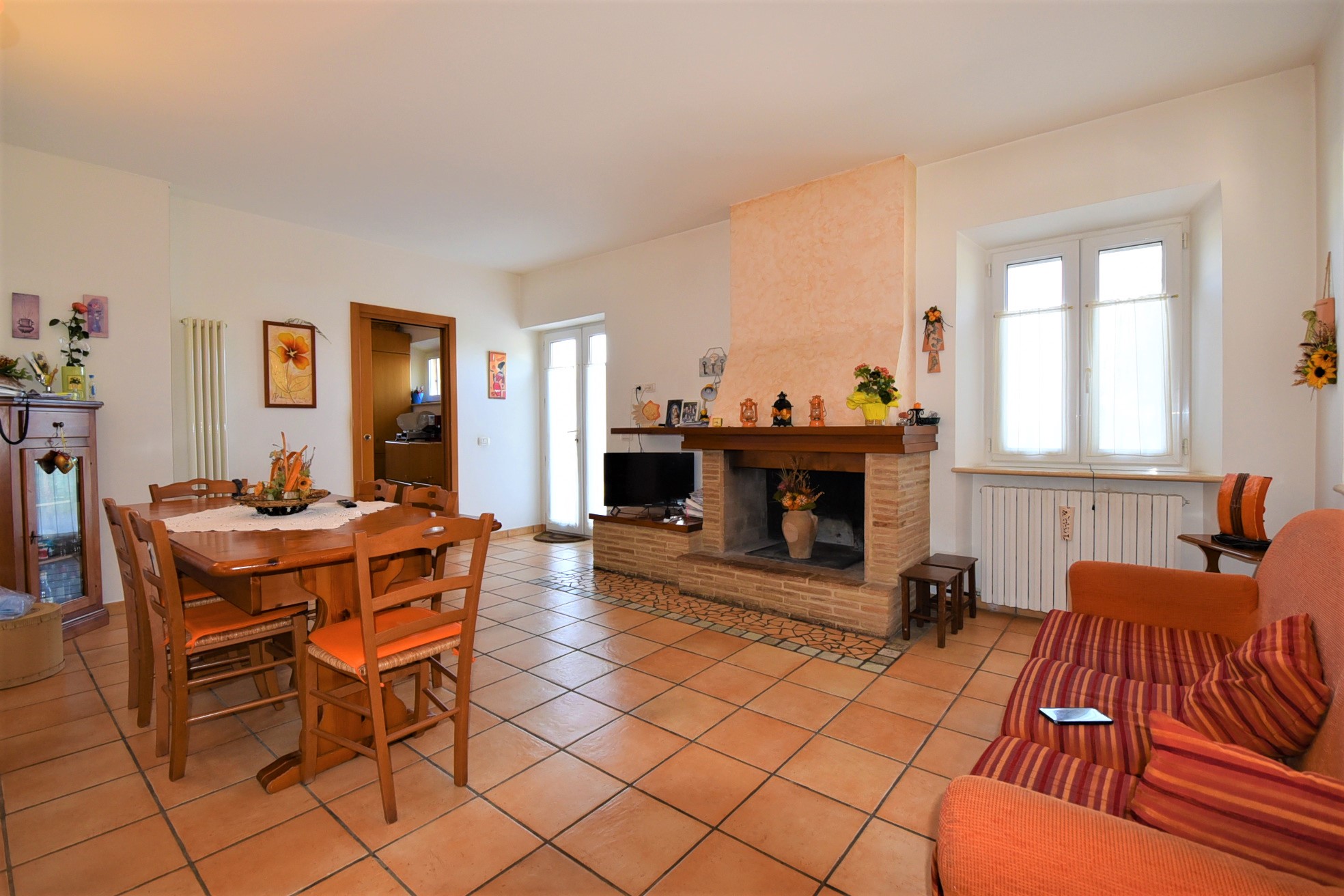 Farmhouse with adjoining land and storage accessory, for sale in Montappone, Fermo, Marche, Italy.