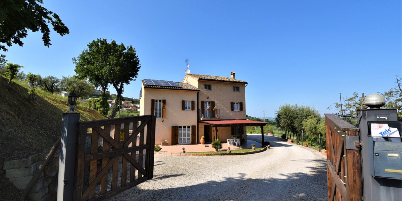 Farmhouse with adjoining land and storage accessory, for sale in Montappone, Fermo, Marche, Italy.