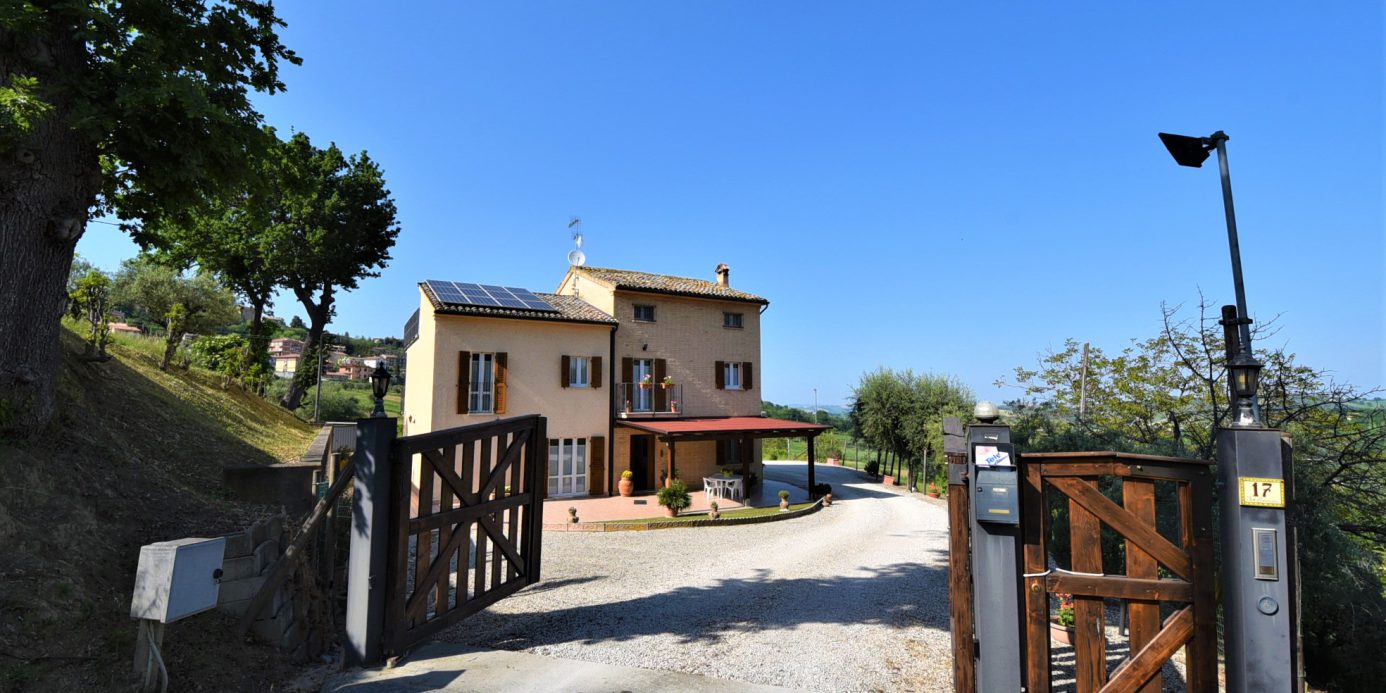 Farmhouse with adjoining land and storage accessory, for sale in Montappone, Fermo, Marche, Italy.