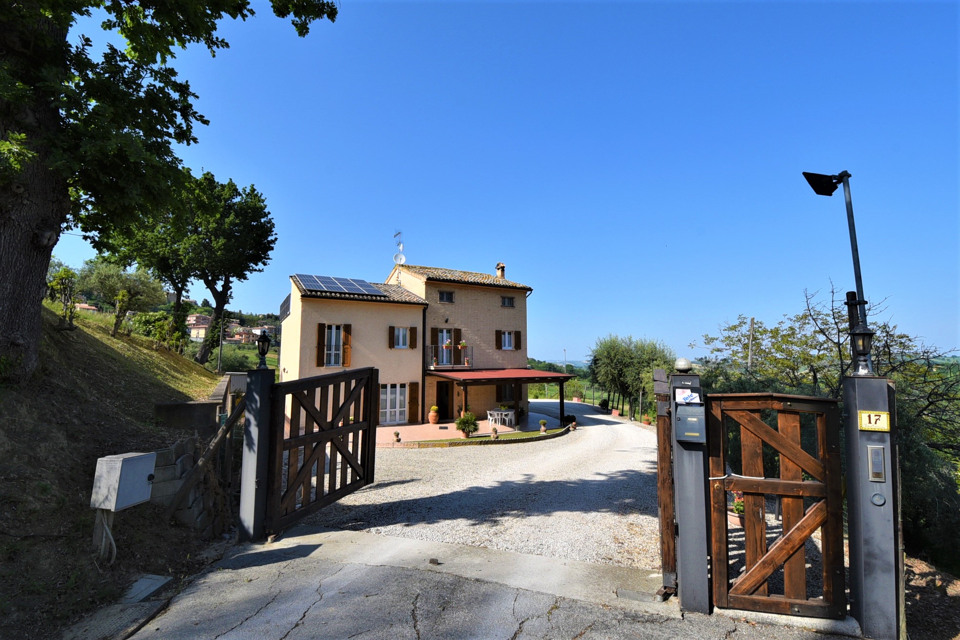 Farmhouse with adjoining land and storage accessory, for sale in Montappone, Fermo, Marche, Italy.