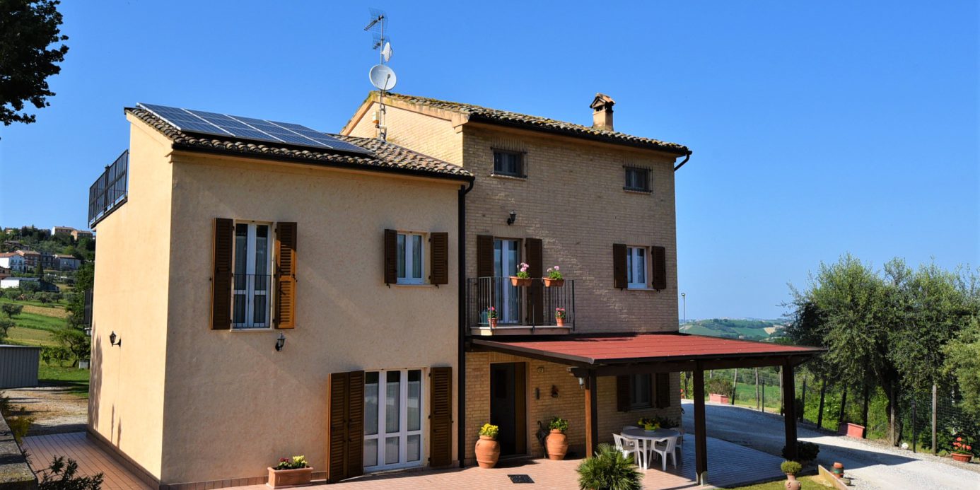 Farmhouse with adjoining land and storage accessory, for sale in Montappone, Fermo, Marche, Italy.