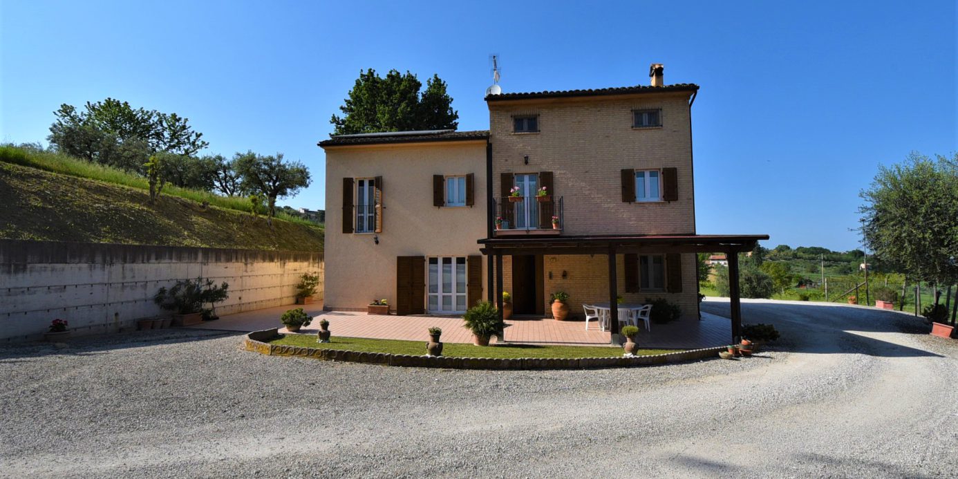 Farmhouse with adjoining land and storage accessory, for sale in Montappone, Fermo, Marche, Italy.