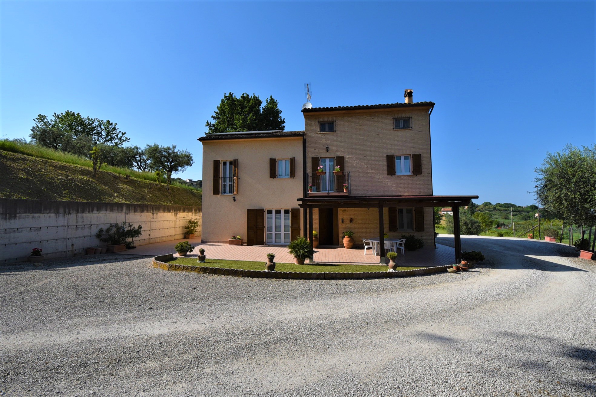 Farmhouse with adjoining land and storage accessory, for sale in Montappone, Fermo, Marche, Italy.