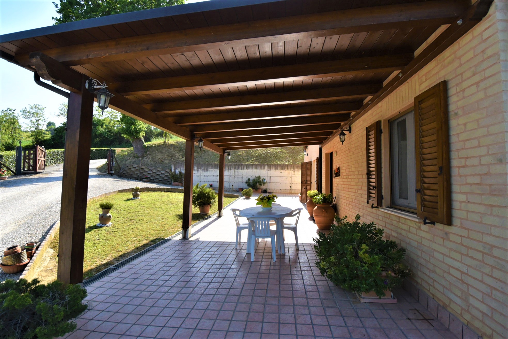 Farmhouse with adjoining land and storage accessory, for sale in Montappone, Fermo, Marche, Italy.