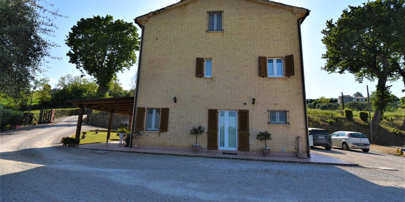 Farmhouse with adjoining land and storage accessory, for sale in Montappone, Fermo, Marche, Italy.