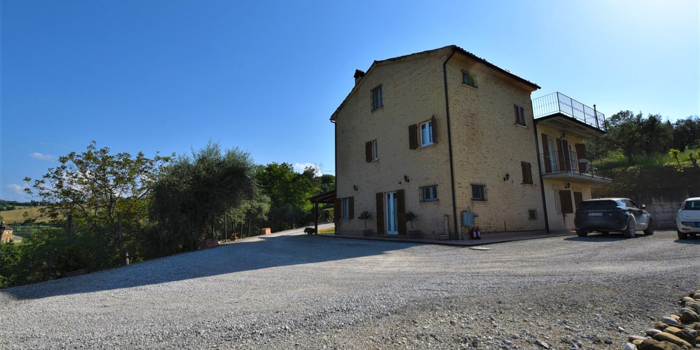 Farmhouse with adjoining land and storage accessory, for sale in Montappone, Fermo, Marche, Italy.