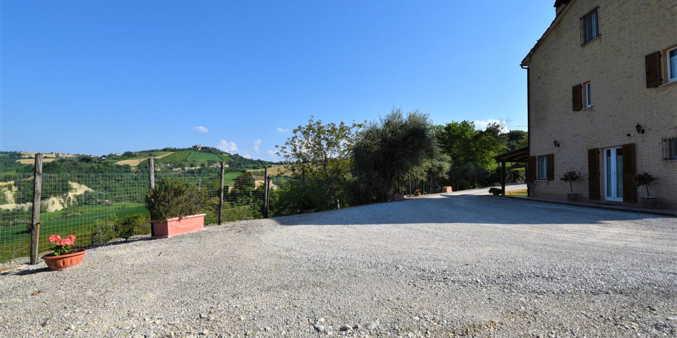 Farmhouse with adjoining land and storage accessory, for sale in Montappone, Fermo, Marche, Italy.