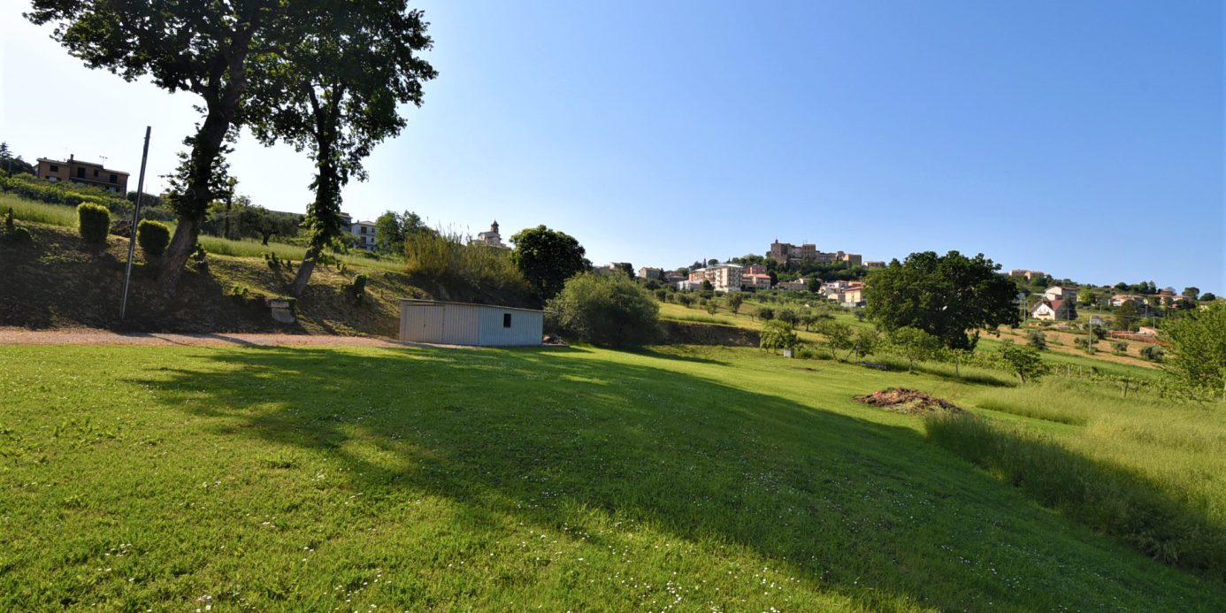 Farmhouse with adjoining land and storage accessory, for sale in Montappone, Fermo, Marche, Italy.