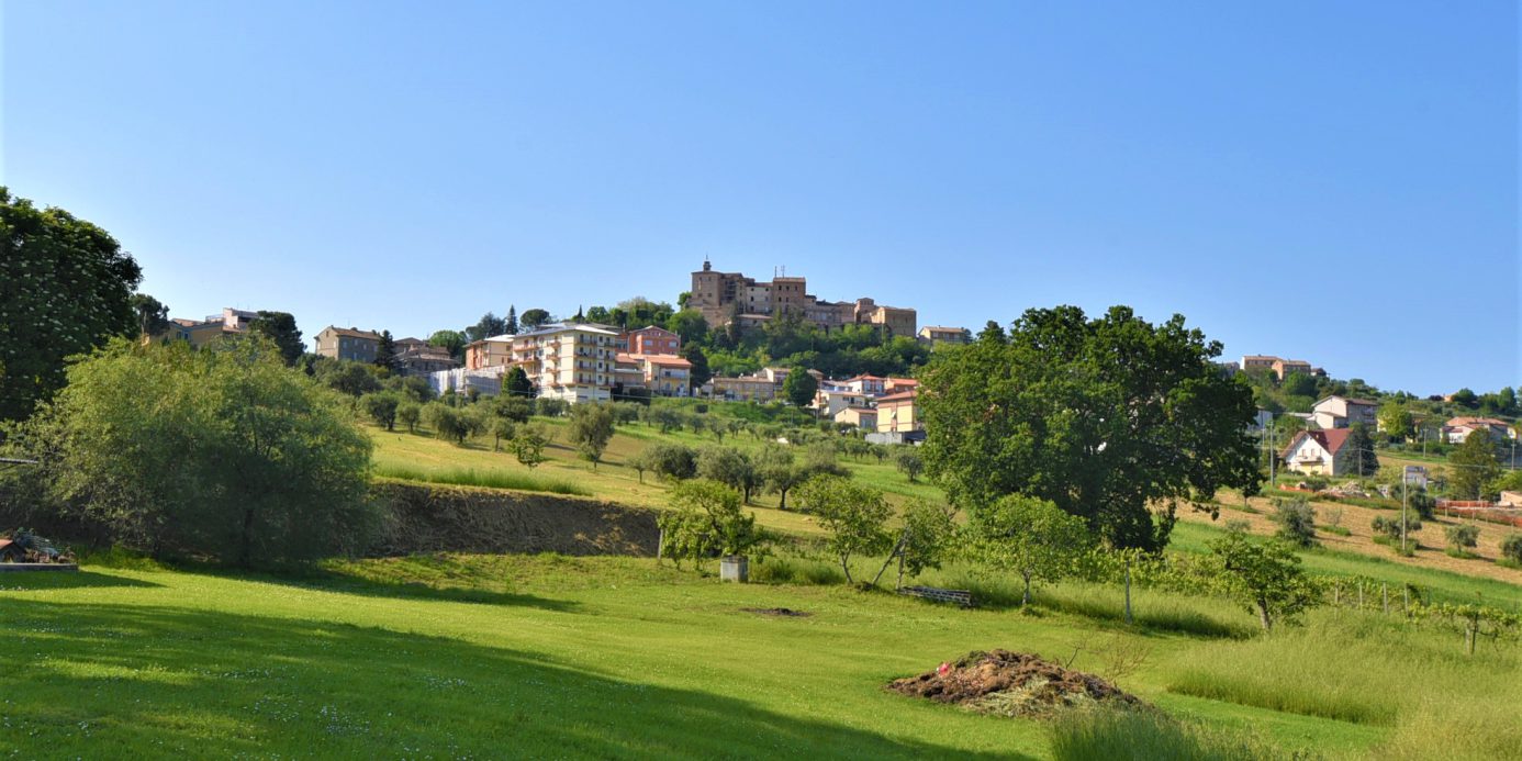 Farmhouse with adjoining land and storage accessory, for sale in Montappone, Fermo, Marche, Italy.