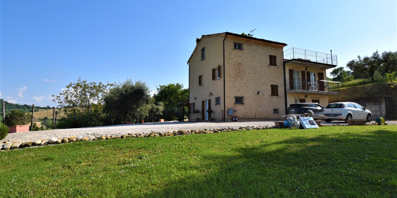 Farmhouse with adjoining land and storage accessory, for sale in Montappone, Fermo, Marche, Italy.