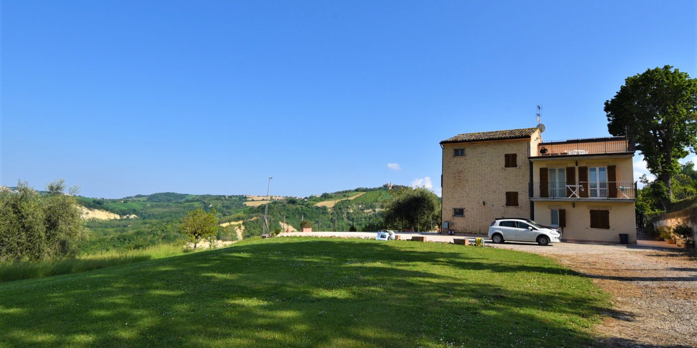 Farmhouse with adjoining land and storage accessory, for sale in Montappone, Fermo, Marche, Italy.