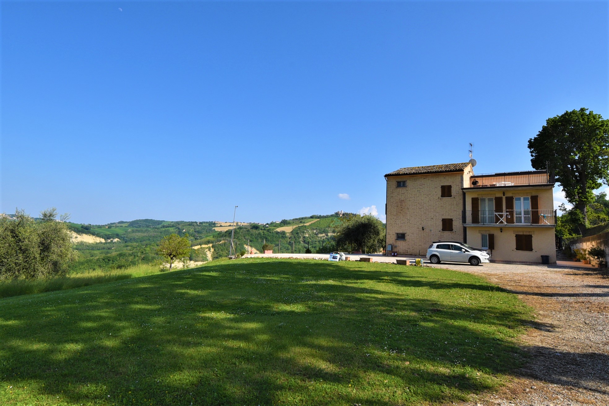 Farmhouse with adjoining land and storage accessory, for sale in Montappone, Fermo, Marche, Italy.