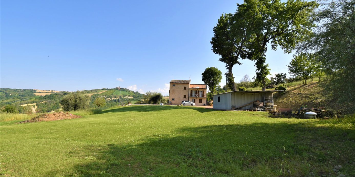 Farmhouse with adjoining land and storage accessory, for sale in Montappone, Fermo, Marche, Italy.