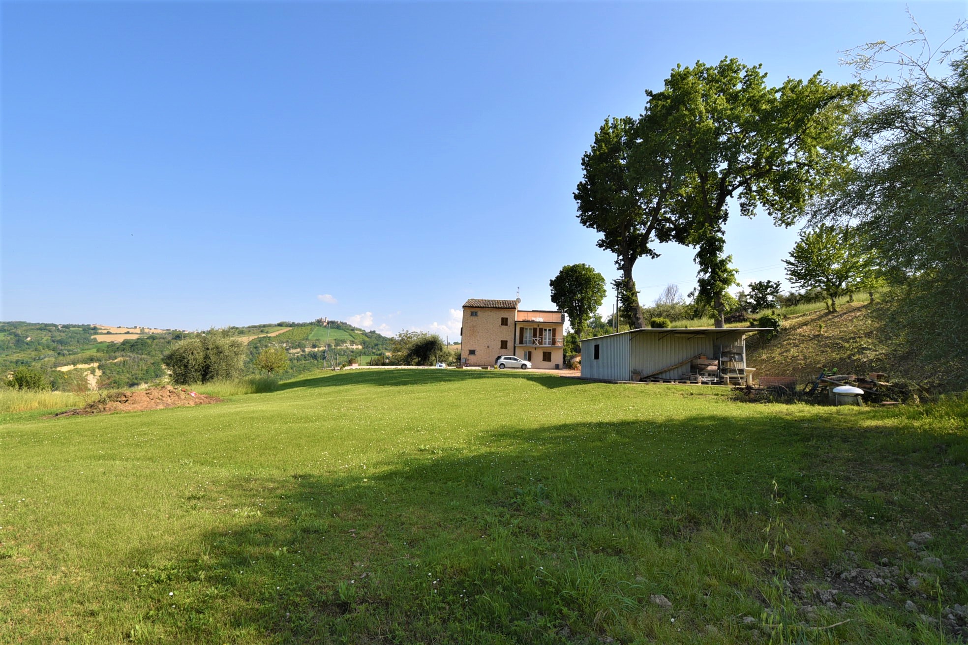 Farmhouse with adjoining land and storage accessory, for sale in Montappone, Fermo, Marche, Italy.