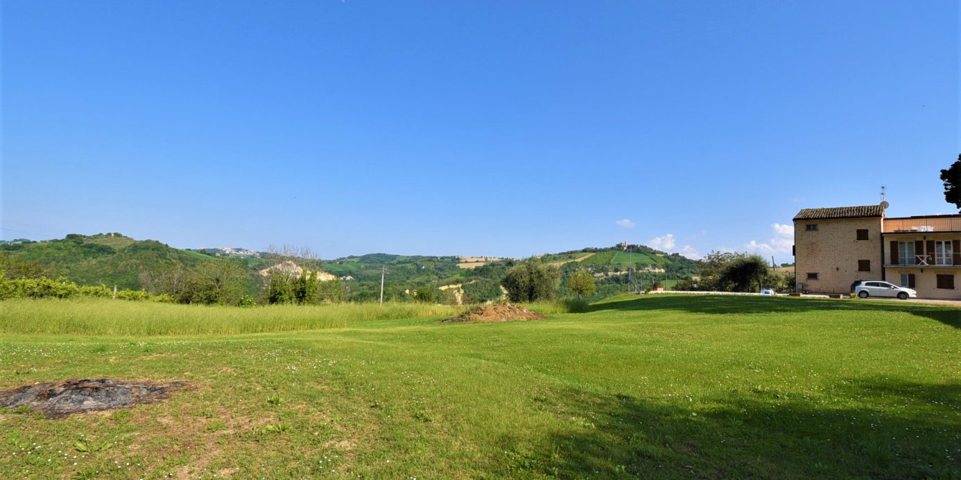 Farmhouse with adjoining land and storage accessory, for sale in Montappone, Fermo, Marche, Italy.