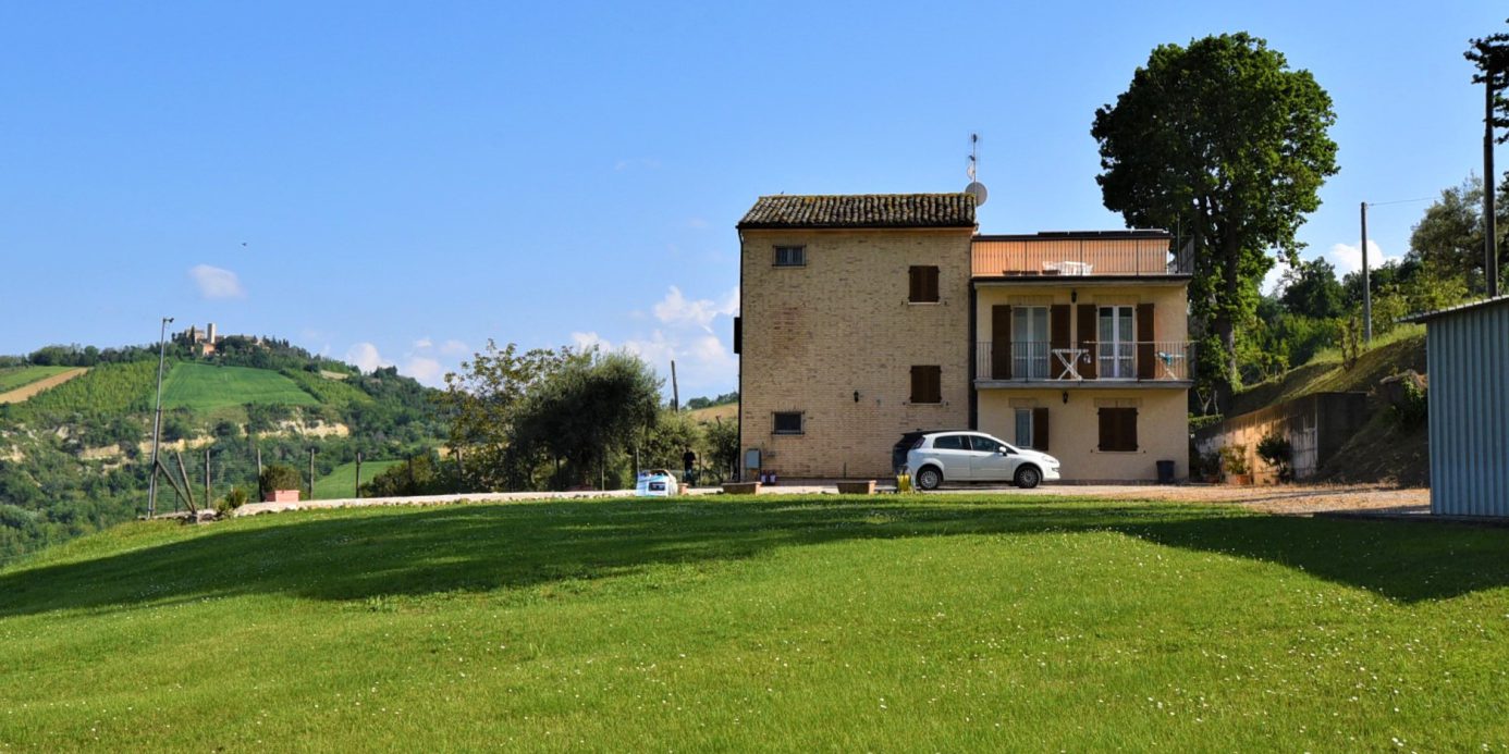 Farmhouse with adjoining land and storage accessory, for sale in Montappone, Fermo, Marche, Italy.