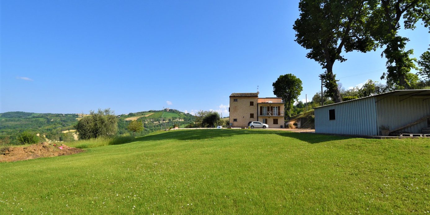 Farmhouse with adjoining land and storage accessory, for sale in Montappone, Fermo, Marche, Italy.