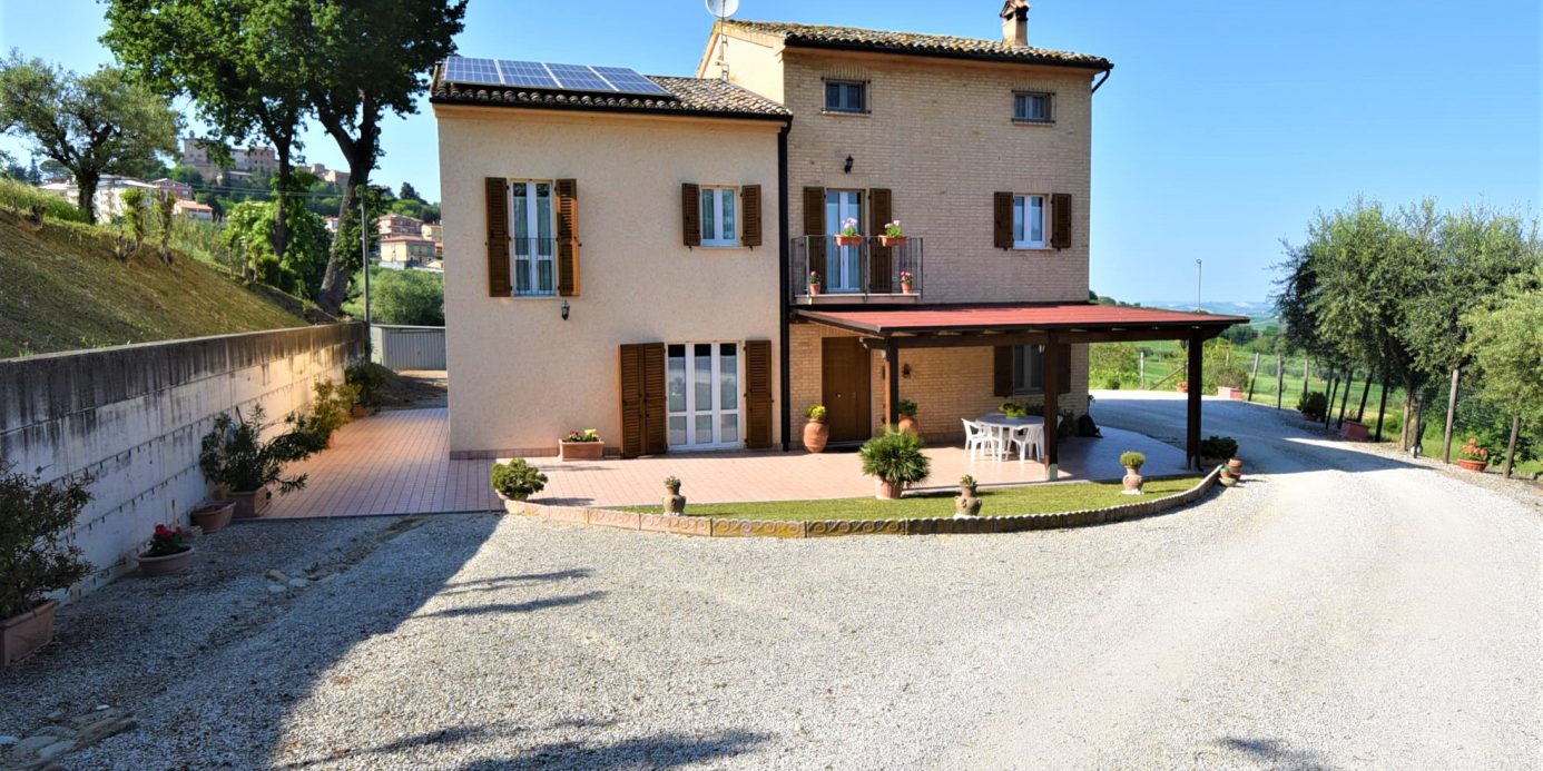 Farmhouse with adjoining land and storage accessory, for sale in Montappone, Fermo, Marche, Italy.