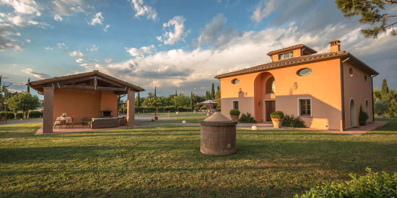 Beautiful tuscan style farmhouse with park and swimming pool in Peccioli