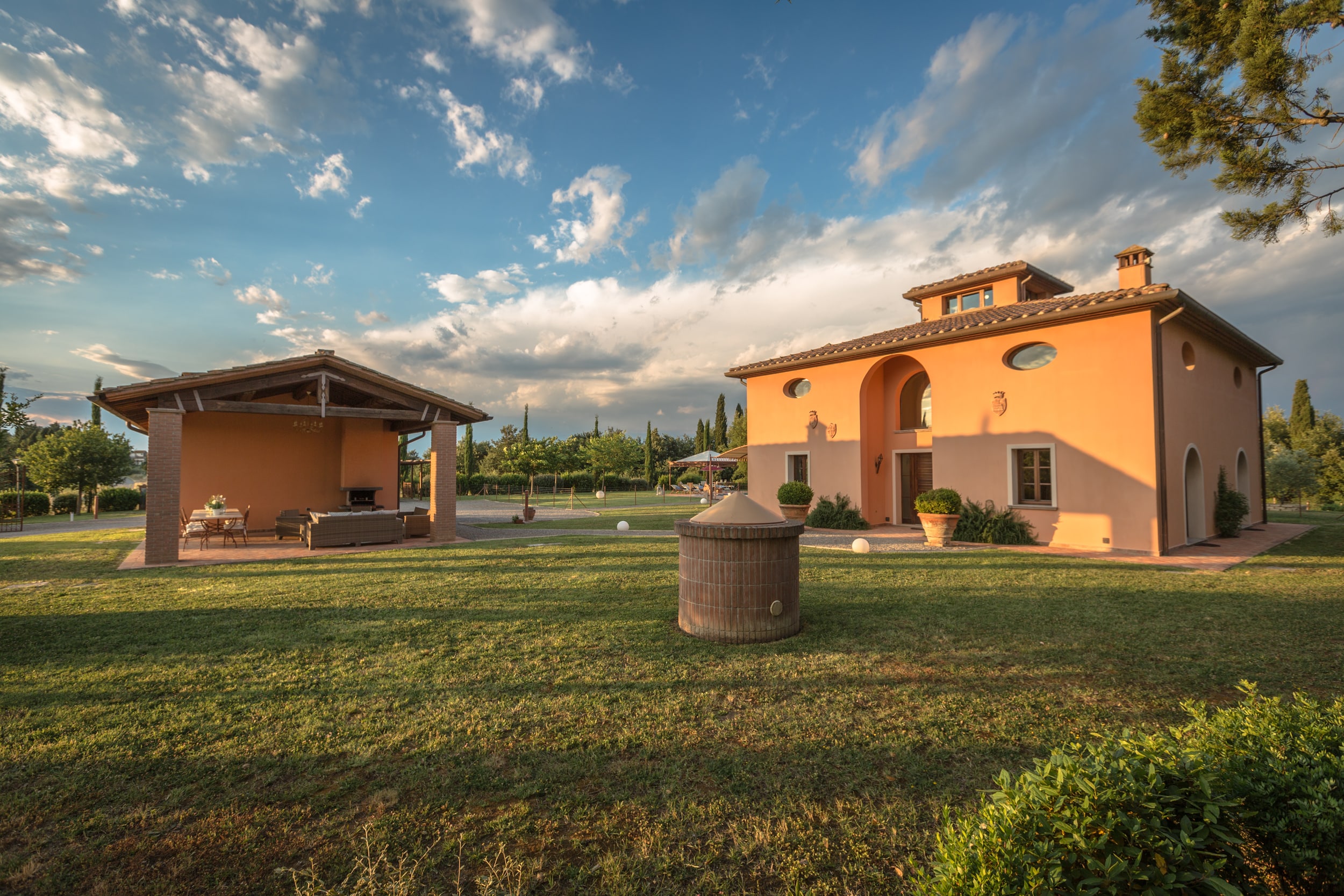 Beautiful tuscan style farmhouse with park and swimming pool in Peccioli