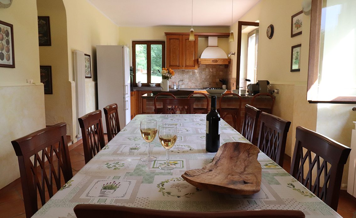 Farmhouse with dependance, land and swimming pool for sale in Amandola, Fermo, Marche