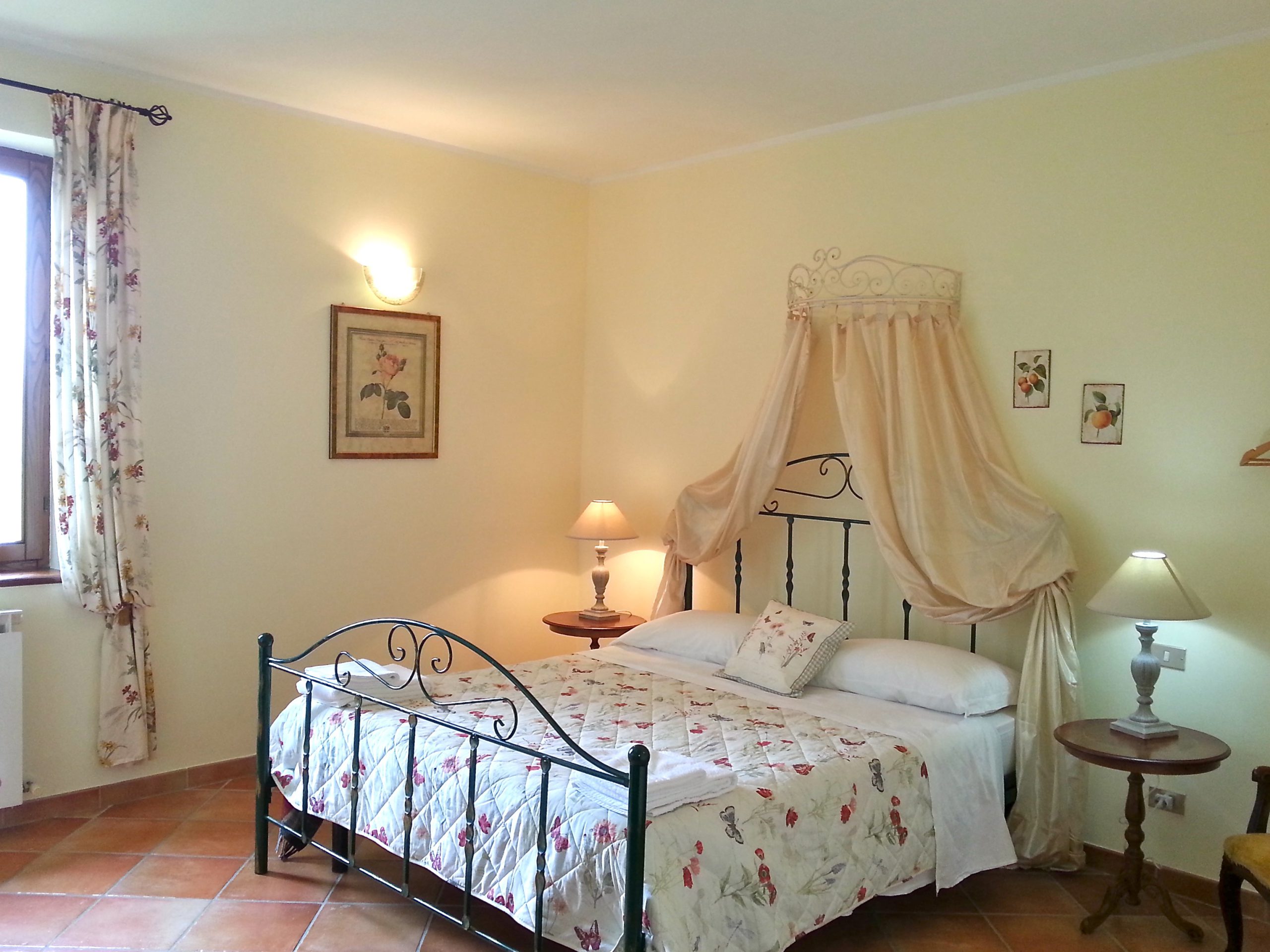 Farmhouse with dependance, land and swimming pool for sale in Amandola, Fermo, Marche