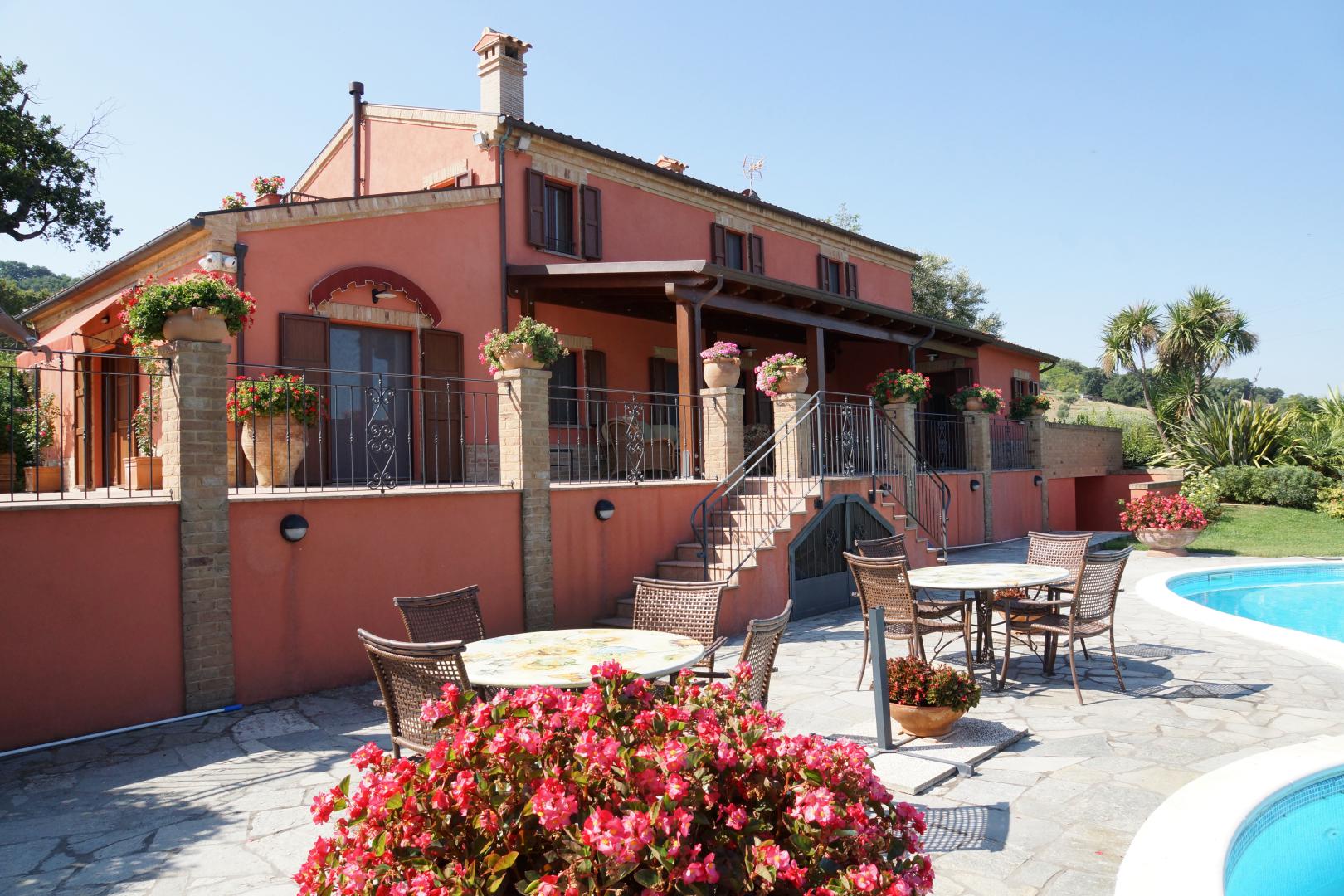 Prestigious villa in a splendid hilly position in Potenza Picena with sea view, olive grove, swimming pool and dependence.